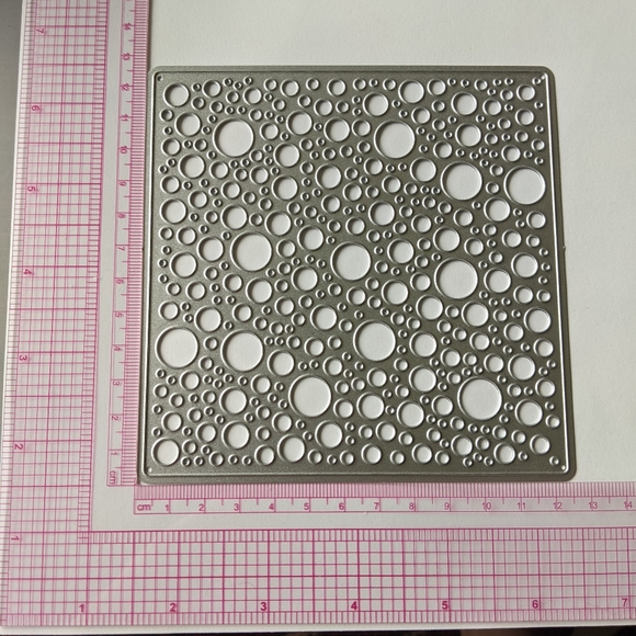 Creative Expressions - Background Collection -Bubbles Cutting Die - Picture 1 of 2